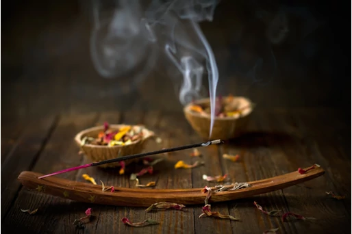 A füstölők égetésének titkai. Mikor érdemes füstölőpálcikát égetni?